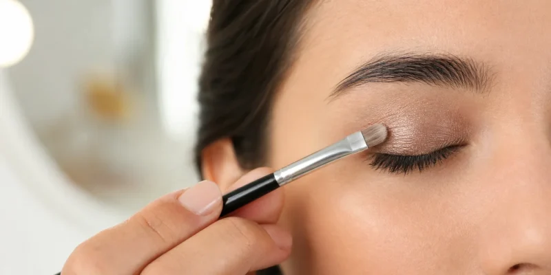 How to Apply Cream Eyeshadow: Tools, Placement, and Safety